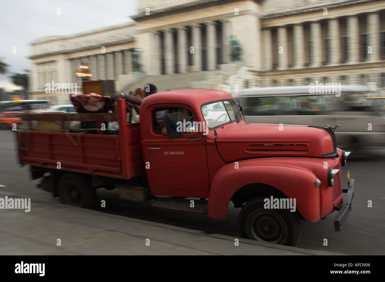 Cuba La Havane Capitolio Nacional vieux camion de déménagement avec capitolio de bkgd Banque D'Images