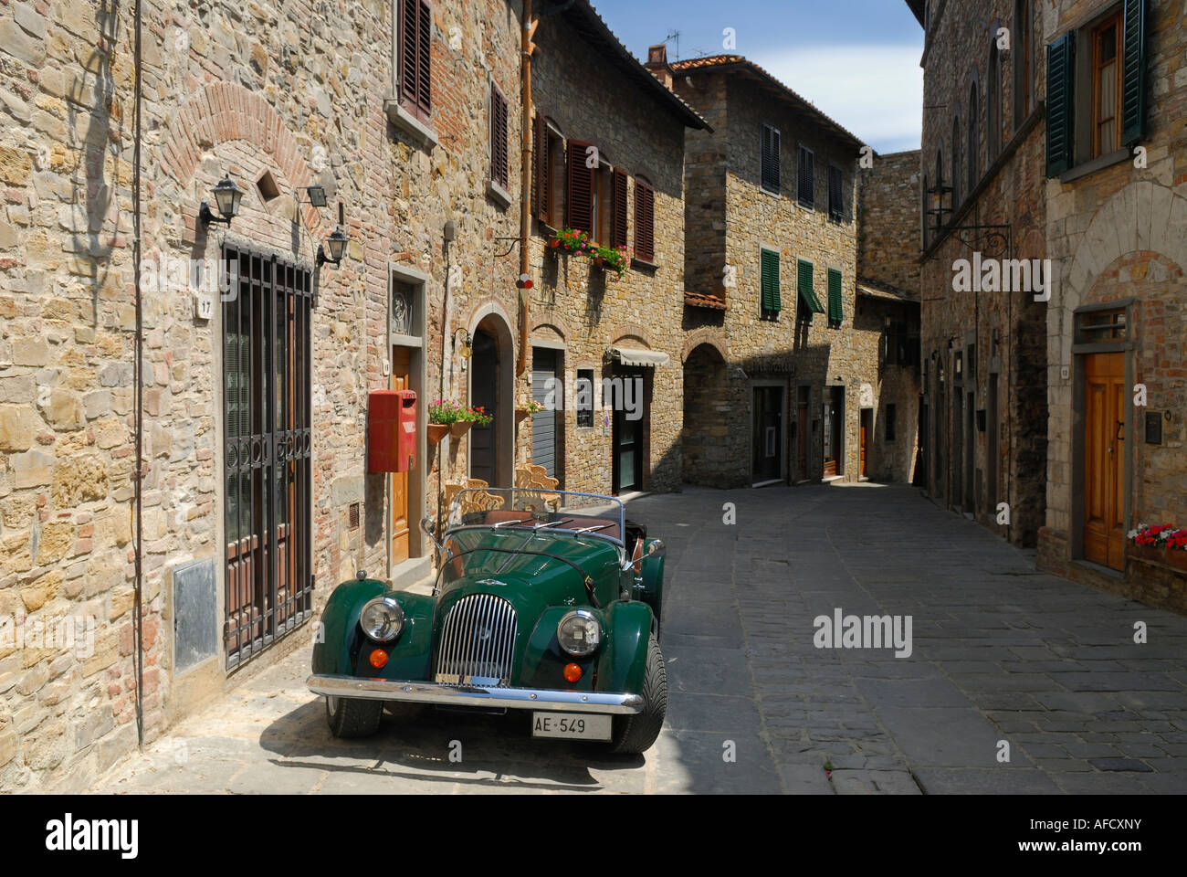 Morgan voiture dans la rue vide de la ville médiévale de San Donato in Poggio toscane italie Banque D'Images