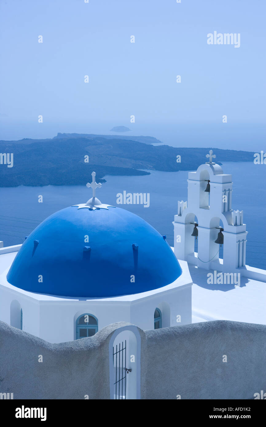 Église orthodoxe bleu Dôme, Clocher, Fira, Santorini, Grèce Banque D'Images