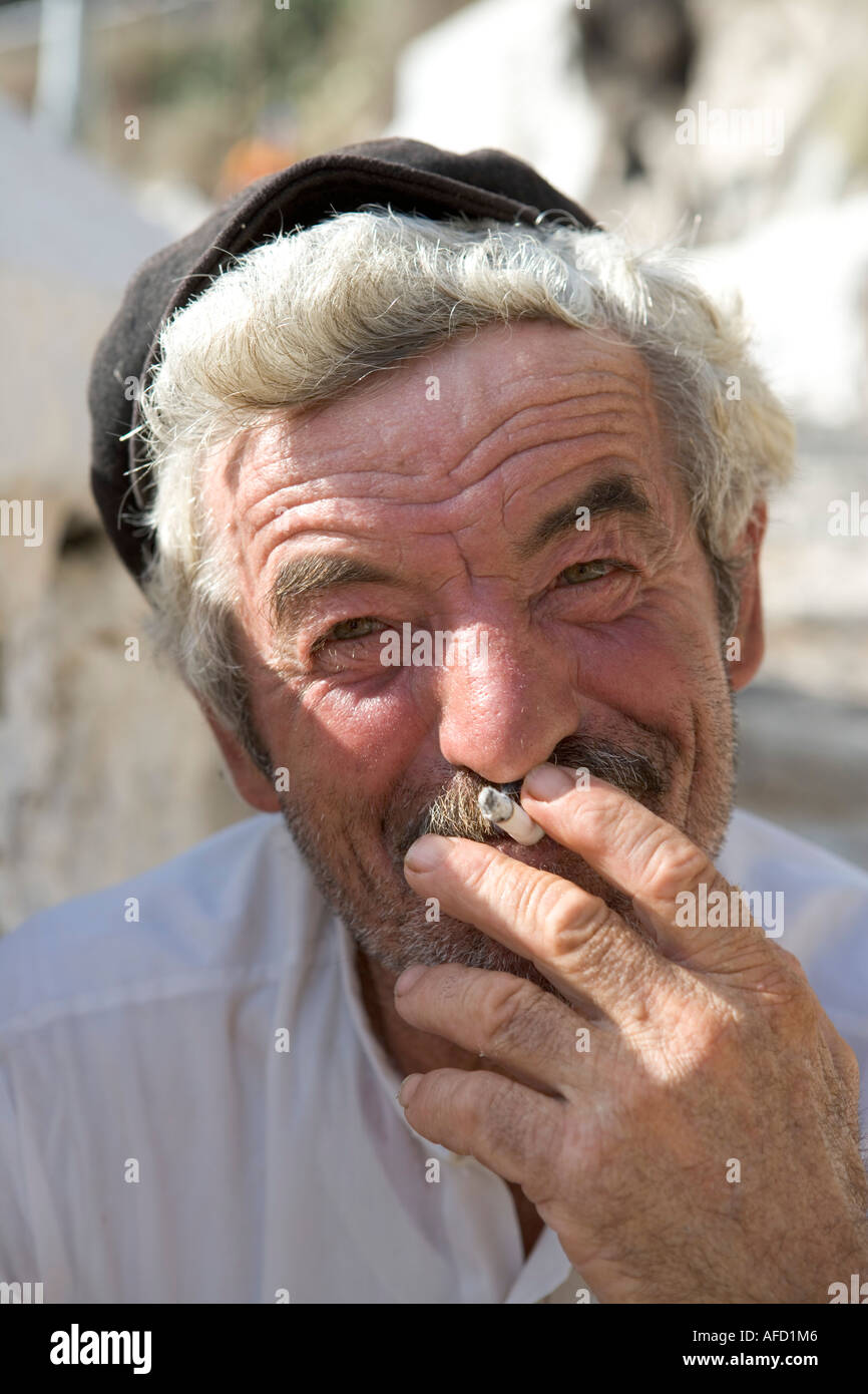 Fumeurs Homme Grec, Fira, Santorini, Grèce Banque D'Images