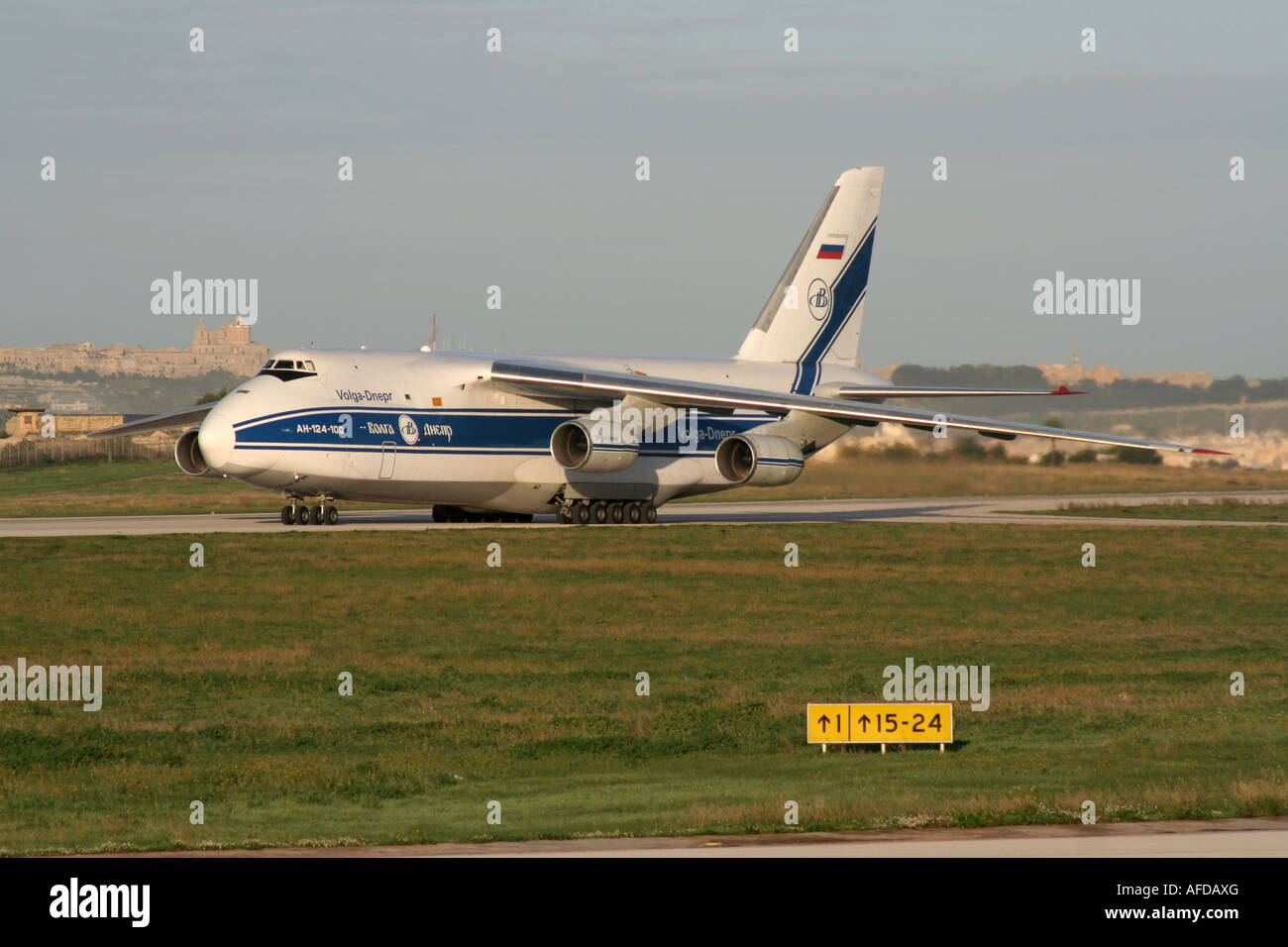 Antonov An-124 Ruslan fret exploité par Volga-Dnepr Airlines roulement au départ de Malte Banque D'Images