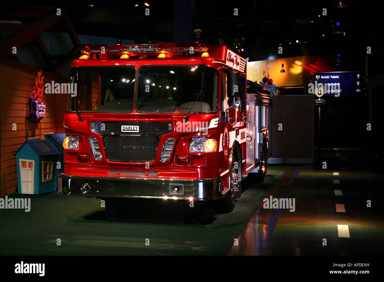 Epcot Center Walt Disney World Orlando Floride pompiers camion camion rouge dans une faible lumière Banque D'Images