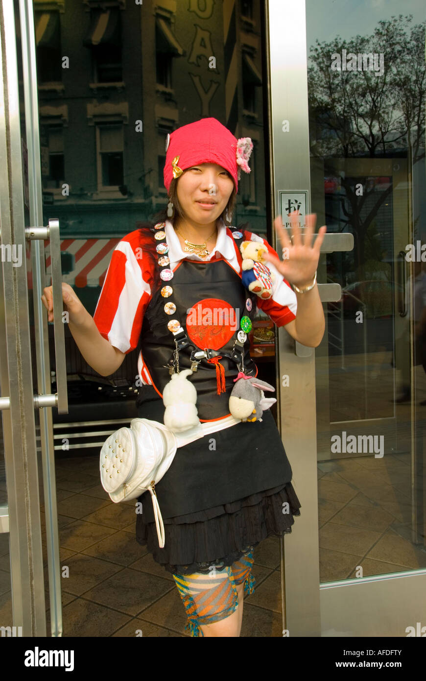 Pékin, CHINE, à l'extérieur du restaurant TGI Friday's avec Hostess dans Special Uniform Waving, emplois chinois pour adolescents, restaurant de travail pour adolescents Banque D'Images