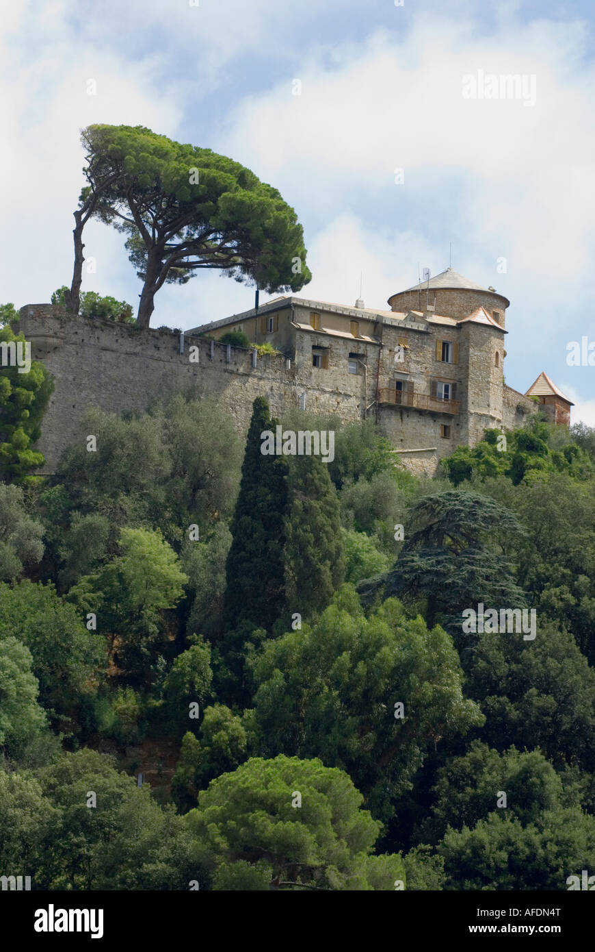 Château Brown au-dessus de la ville de Portofino, Italie Banque D'Images