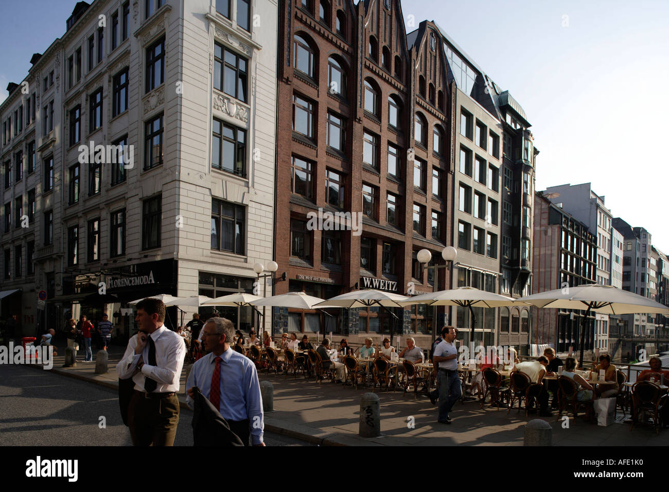 Les personnes traversant Poststrasse, Poststrasse, bar, restaurant, café-terrasse, ville, Hambourg Banque D'Images