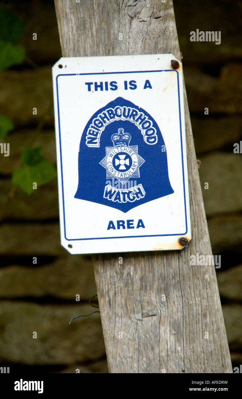 Wiltshire Constabulary Neighbourhood Watch sign in Castle Combe Cotswolds Wiltshire England UK Banque D'Images