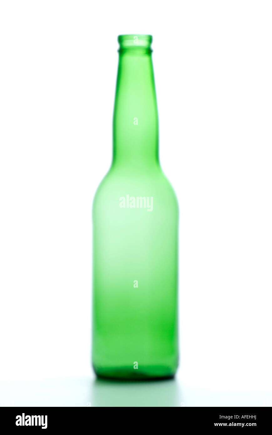 Bouteille de bière verte sur un fond blanc Soft Focus Banque D'Images
