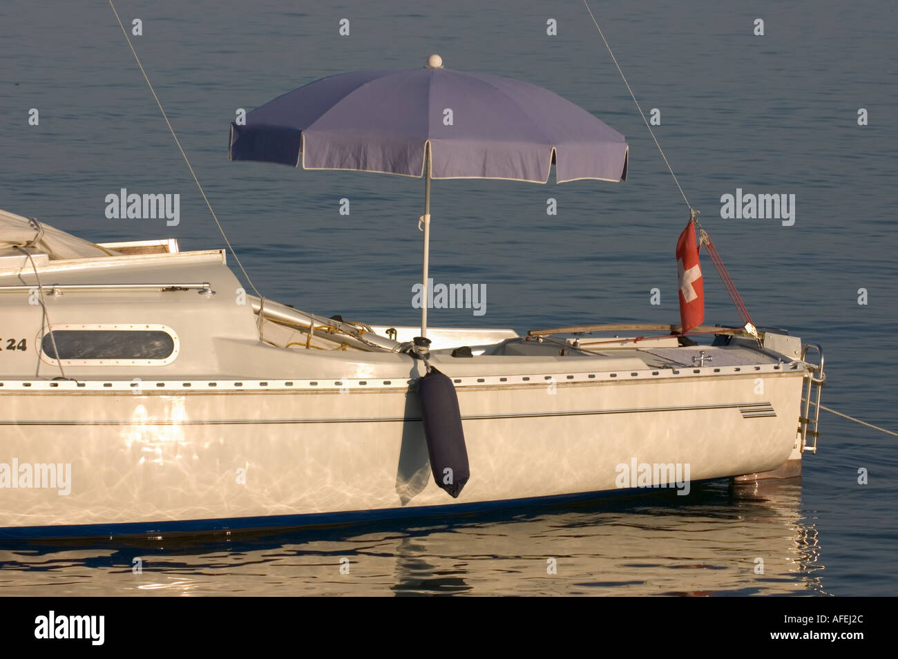 Bateau avec parasol, Hagnau Lac de Constance (Bodensee) Bade-wurtemberg Allemagne Juillet 2004 Banque D'Images