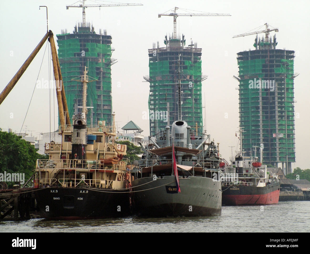 Bangkok Thailande Asie. La navigation sur la rivière Chao Phrya. Tour de blocs. Banque D'Images