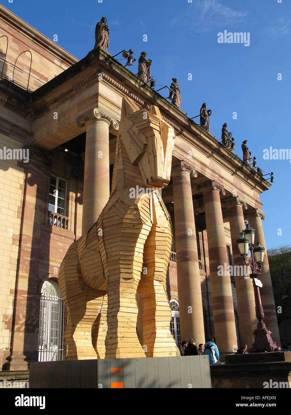 Cheval de Troie en bois par Philippe Miesch en face de l'opéra, Strasbourg, Alsace, France Banque D'Images