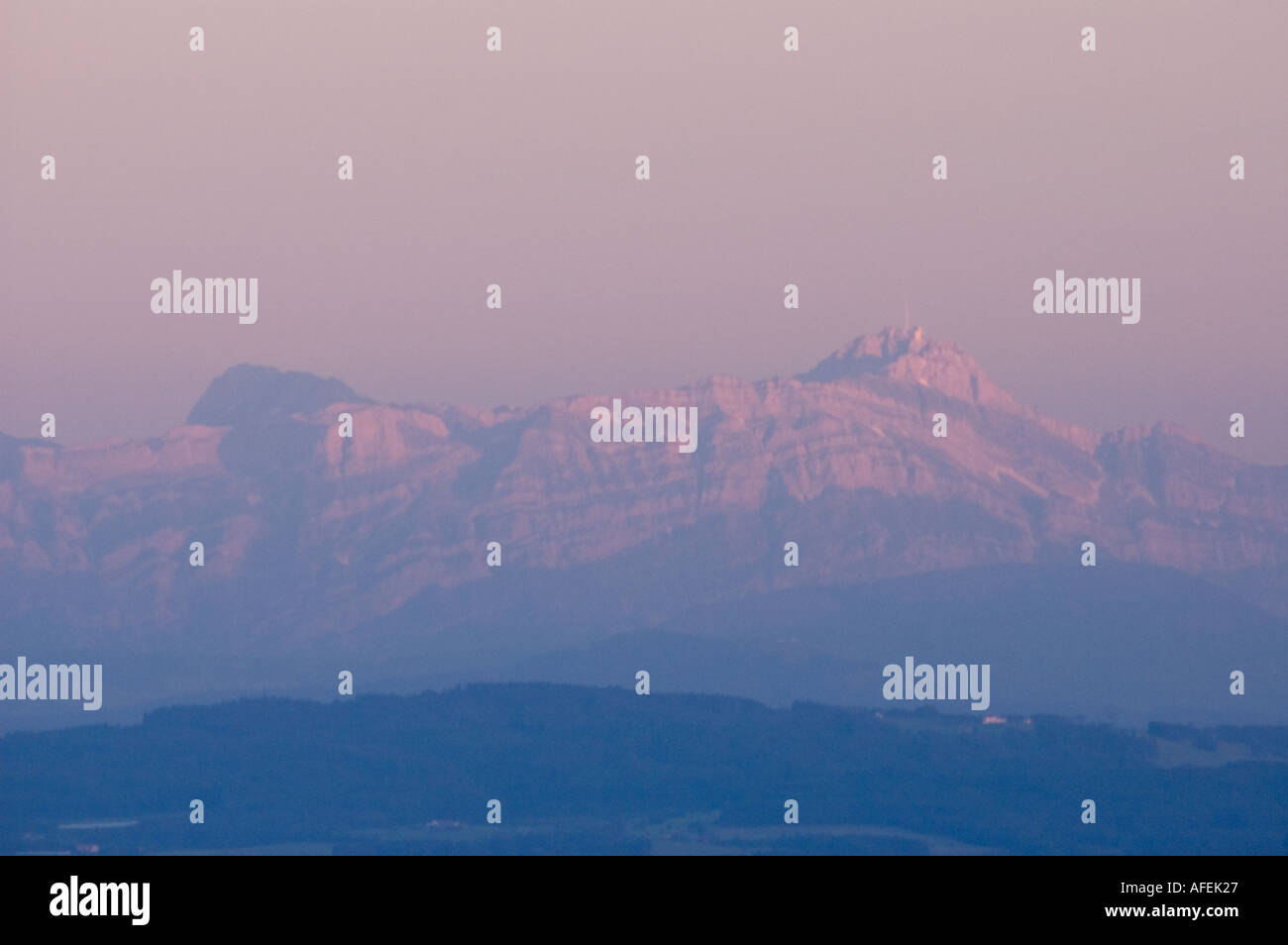 Saentis mountain (Suisse) au coucher du soleil de Meersburg Lac de Constance (Bodensee) Bade-wurtemberg Allemagne Juillet 2004 Banque D'Images