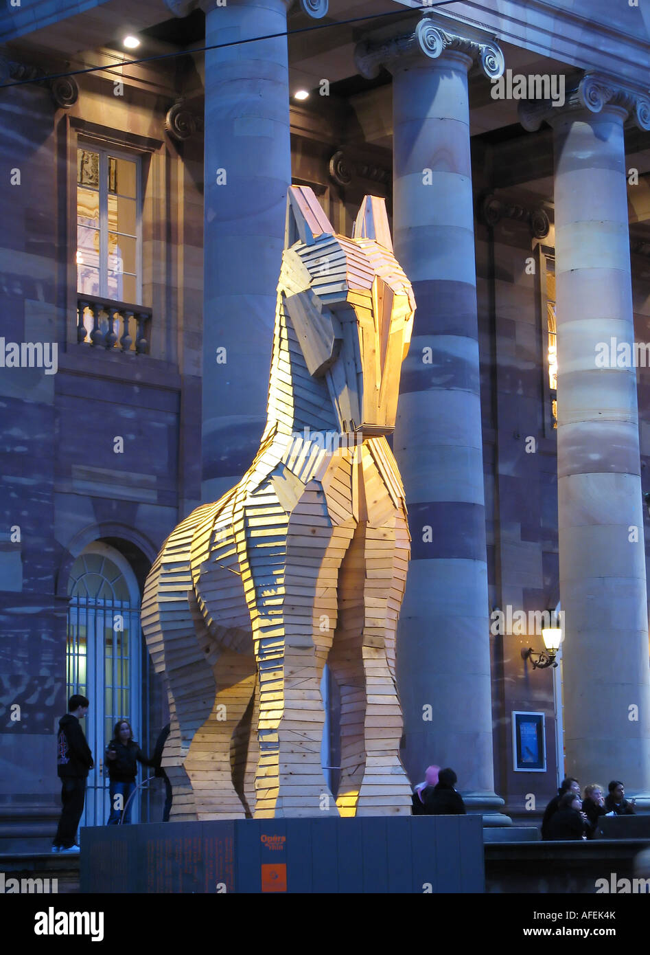 Cheval de Troie en bois par Philippe Miesch en face de l'Opera House de nuit, Strasbourg, Alsace, France Banque D'Images