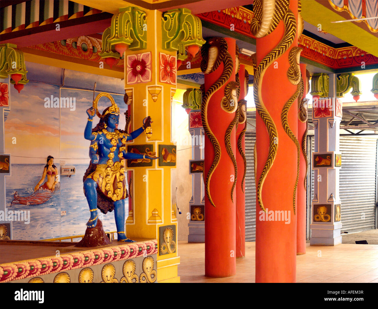 Medine Maurice Tamil Temple Hindou pour les travailleurs de la canne à sucre de tantrique Maha Kali Kali Temple Tookay Dieux Serpent Sirène et poulpes Banque D'Images