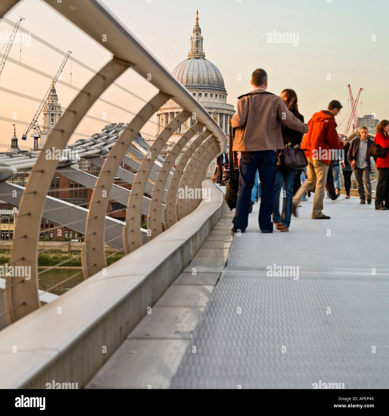 Traverser le pont du millénaire vers St Pauls Londres modèle ne libération comme vue arrière, flou, la distance ne signifie aucun personnes reconnaissables Banque D'Images