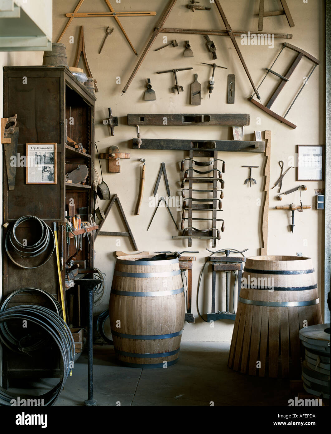 Outils permettant d'effectuer des tonneaux de vin dans l'atelier à Coopers Muga winery Haro La Rioja Espagne Banque D'Images