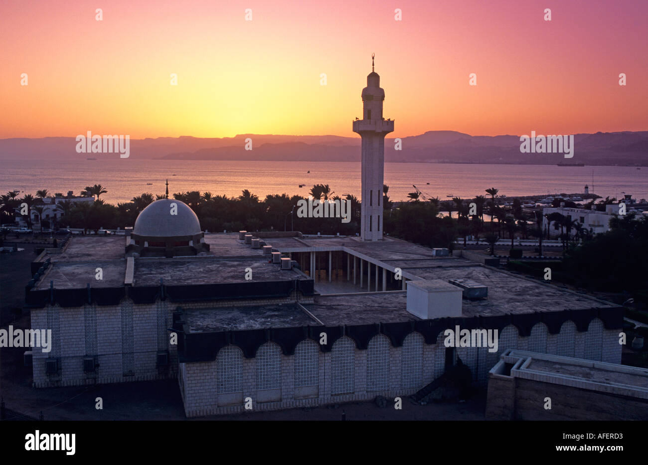 Mosquée avec Mer rouge au coucher du soleil Aqaba Jordanie Banque D'Images