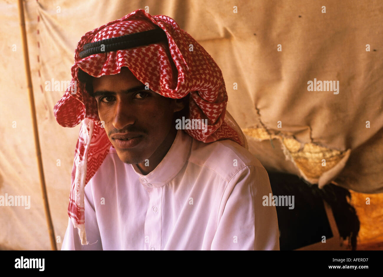 Dans l'homme bédouin tente traditionnelle Wadi Rum Jordanie Banque D'Images