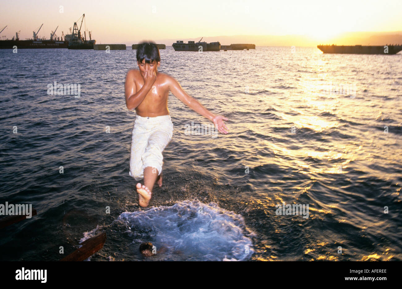 Jeune garçon plongeant dans la mer Rouge, la Jordanie Aquaba Banque D'Images
