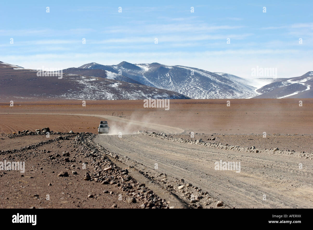 La poussière sur la route de l'Altiplano Bolivie Banque D'Images