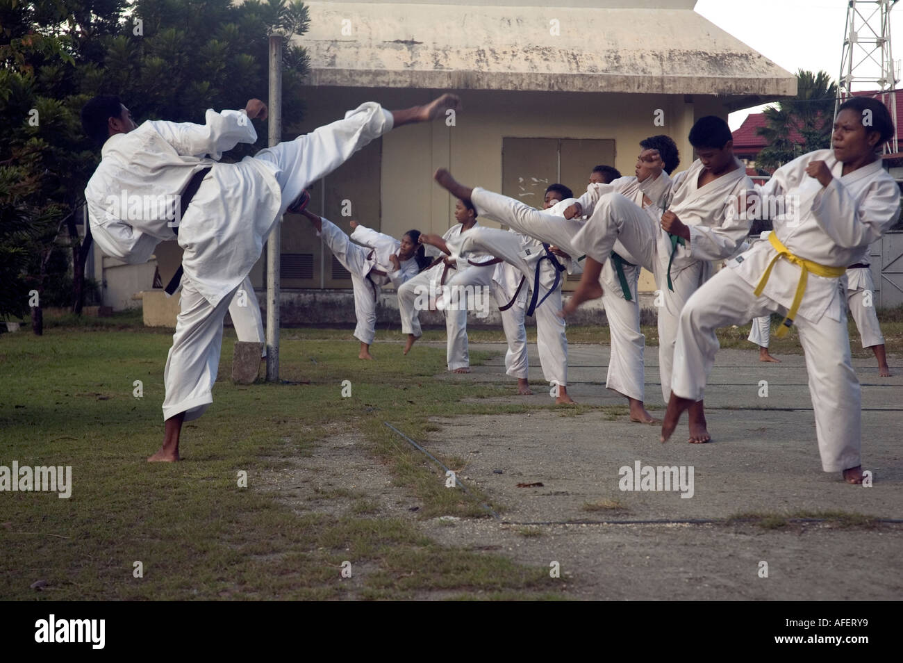 Groupe de l'indonésien et le peuple papou arts martiaux d'apprentissage de Jayapura, en Papouasie occidentale, en Indonésie Banque D'Images