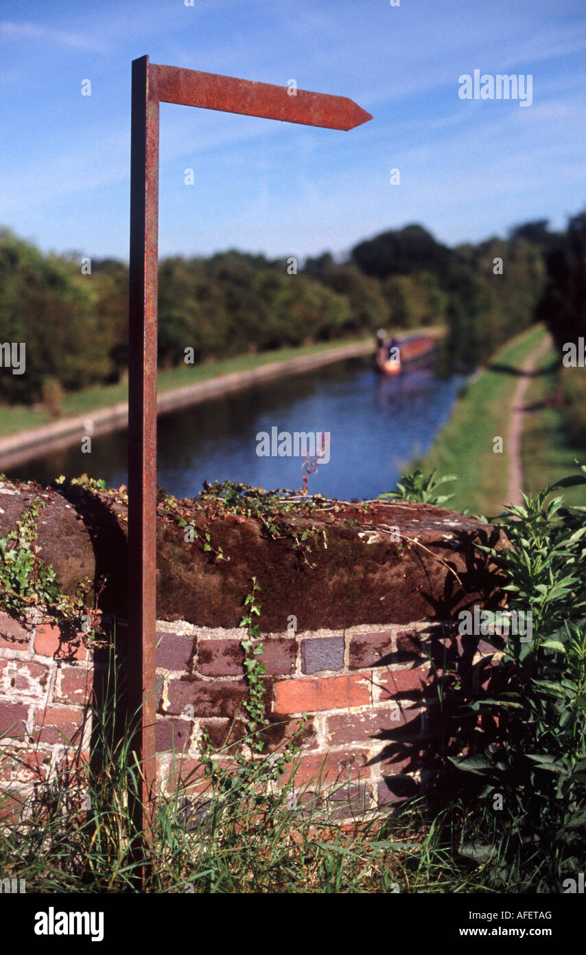 Panneau indiquant la direction de métal vierge de trottoir / chemin de halage du canal de Shropshire Union, avec 15-04, Staffordshire, Brewood Banque D'Images