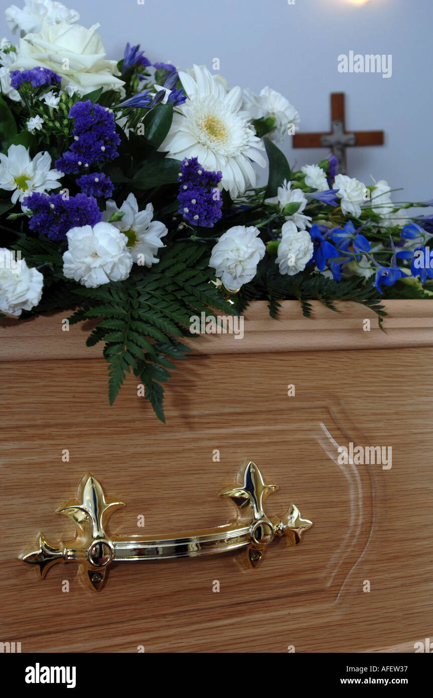 Un cercueil dans une pompes funèbres Banque D'Images