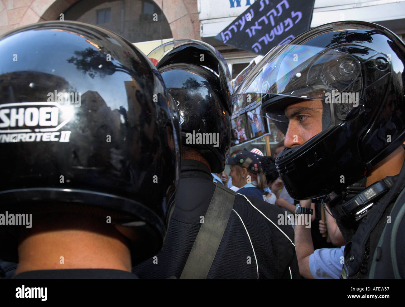 Israël Jérusalem Gay Parade 2005 close up de 3 policiers portant des casques de moto noir Banque D'Images
