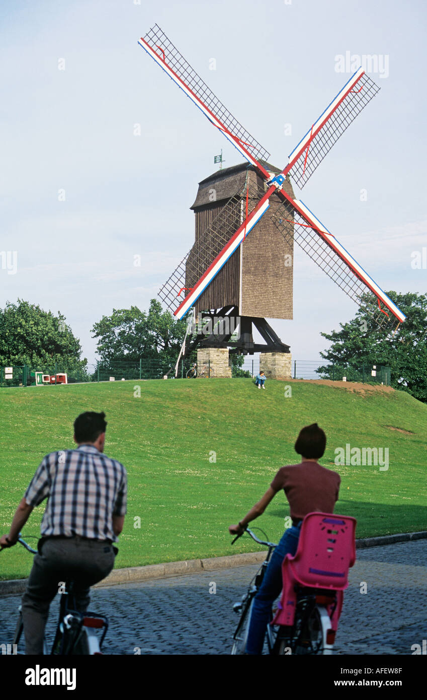 Les cyclistes avec moulin Bruges Belgique Banque D'Images