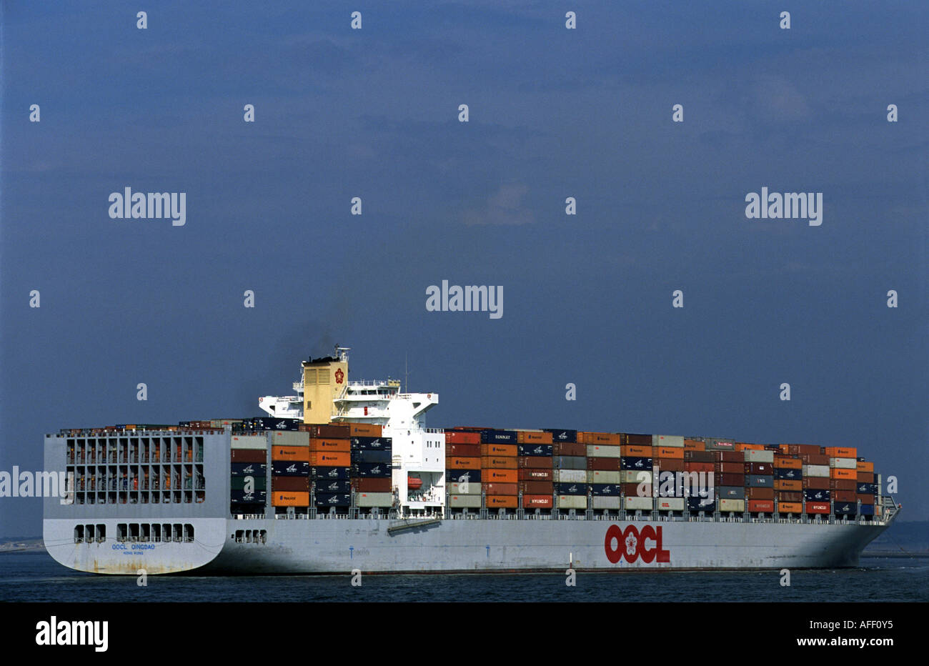 L'OOCL Shenzhen arrivant à Europort à Rotterdam, Hollande, le plus grand port à conteneurs. Banque D'Images