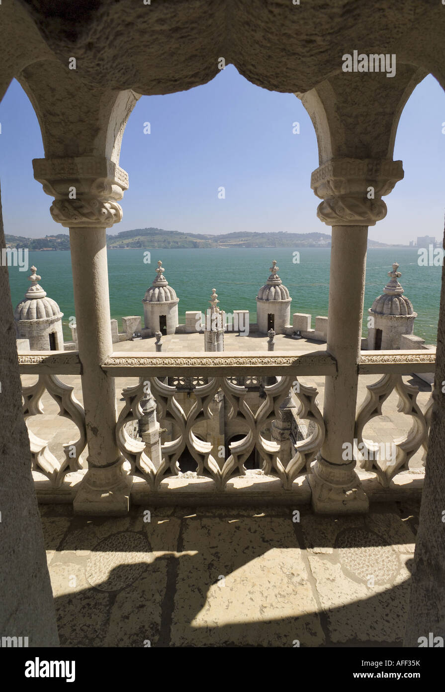 Au Portugal, la Costa de Lisboa, Torre de la tour de Belém, à Lisbonne, Arch et vue sur l'estuaire de la rivière Tejo Banque D'Images