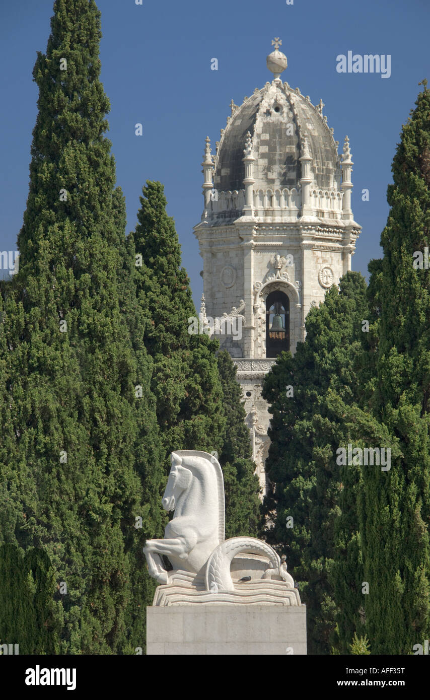 L'Europe, Portugal, Lisbonne, Belém, le monastère des Hiéronymites et une statue d'un cheval dans les jardins Banque D'Images