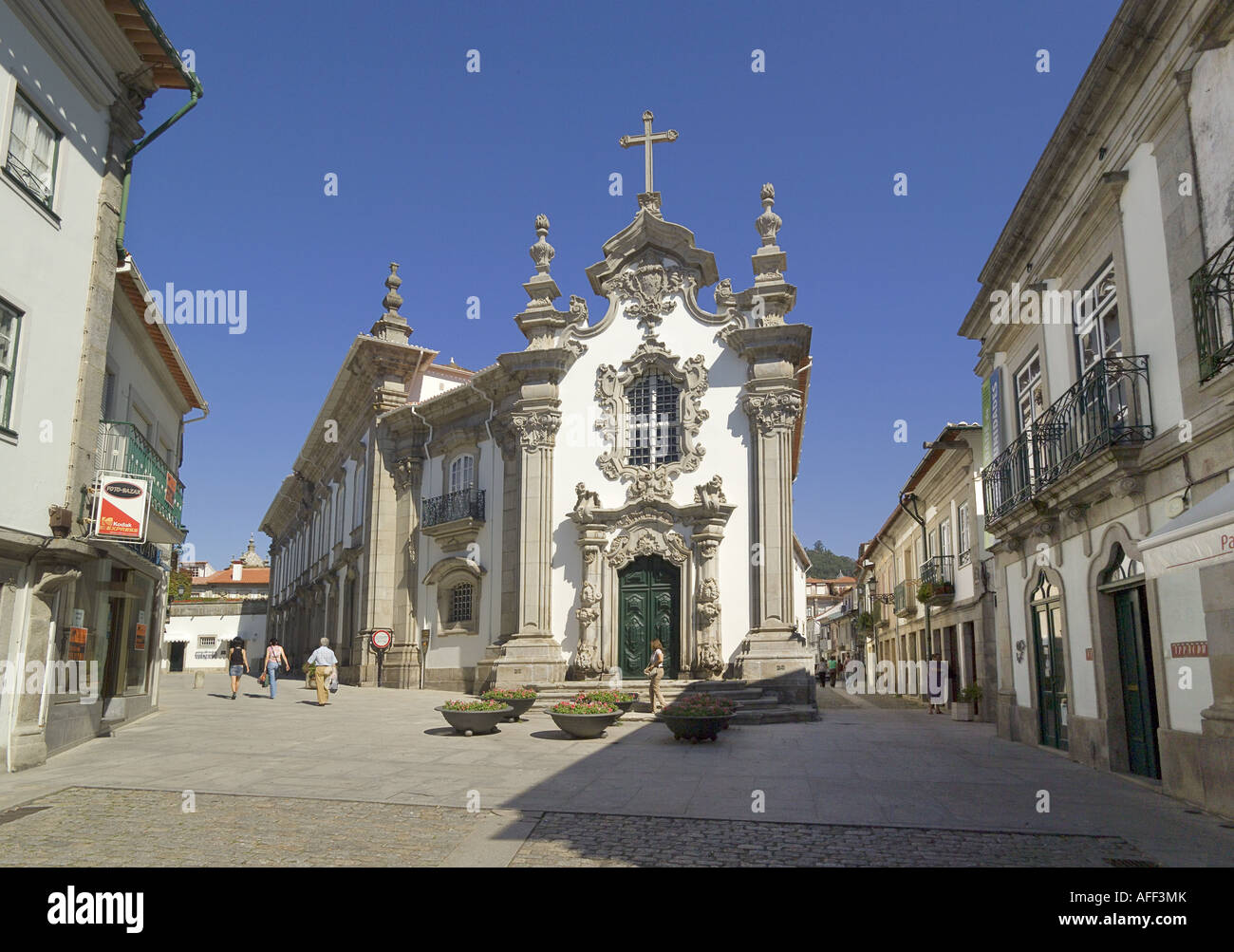 Au Portugal, la Costa Verde, Minho, District de Viana do Castelo, une scène de rue dans la ville avec l'église Baroque Banque D'Images