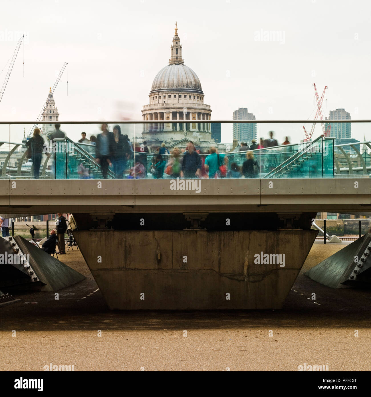 St Pauls Millennium Bridge City Londres monochrome modèle ne libération comme vue arrière, flou, la distance ne signifie aucun personnes reconnaissables Banque D'Images