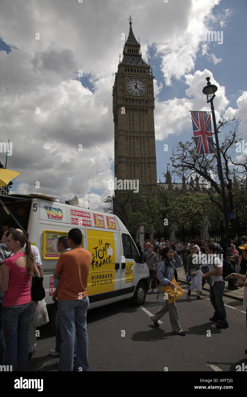 Tour de France publicité souvenirs van de Londres à proximité de chambres du Parlement, Big Ben Banque D'Images