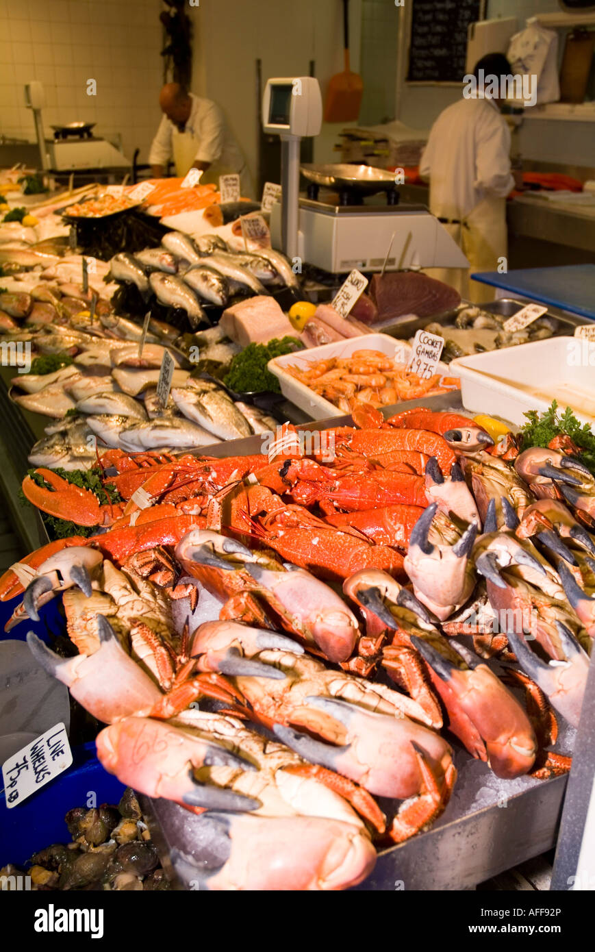 dh marché aux poissons ST HELIER JERSEY îles Anglo-Normandes marché intérieur poissons pêcheurs décrochage de fruits de mer crabes homards nourriture de l'île Banque D'Images