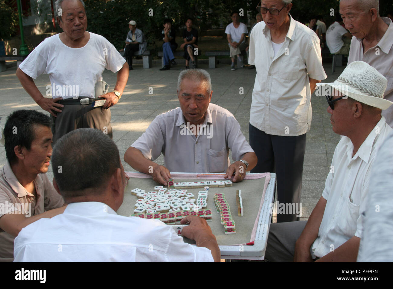 Jouer domino chinois dans le parc de la ville de Yinchuan Ningxia Chine Août 2007 Banque D'Images