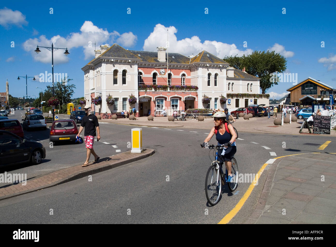 dh St Aubin ST BRELADE JERSEY Girl cycliste Saint Aubins Old Gare vélo cycliste canal îles touristes femme casque Banque D'Images