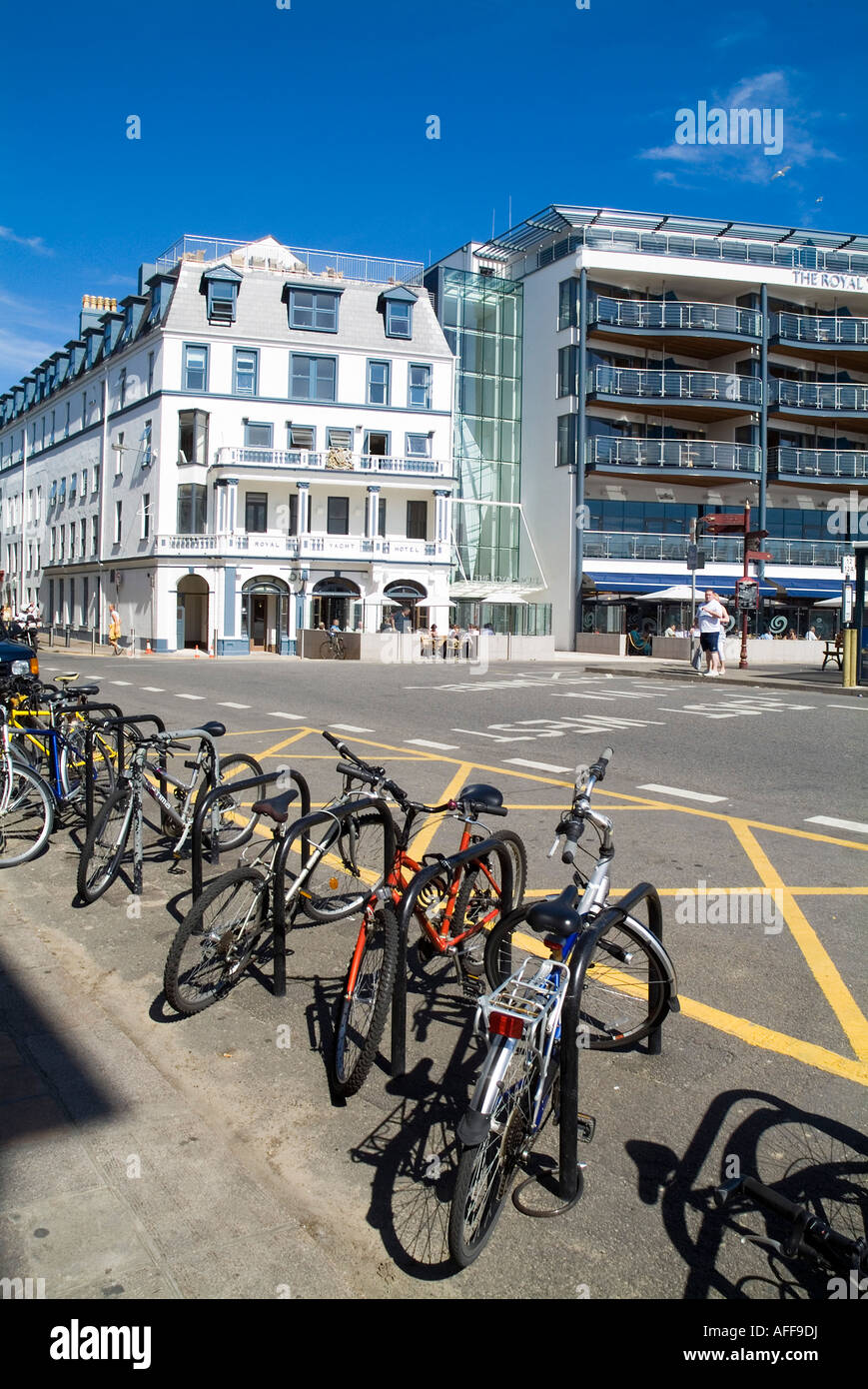 dh Weighbridge ST HELIER JERSEY parking vélos garés par un stand de vélo piste cyclable piste cyclable île rack Banque D'Images