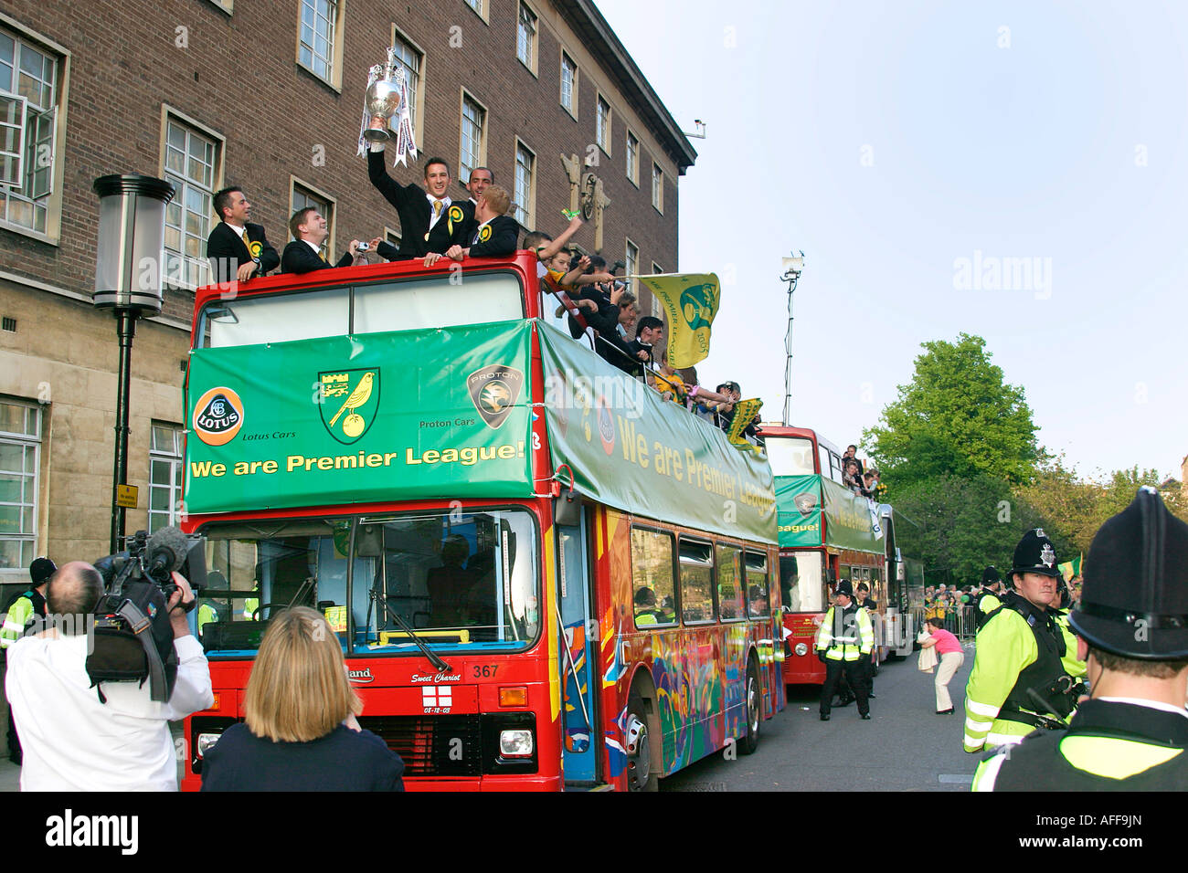 L'équipe de Football de Norwich City sur City Bus Top Tour après avoir remporté la promotion au poste de premier ministre, avril 2004 Banque D'Images
