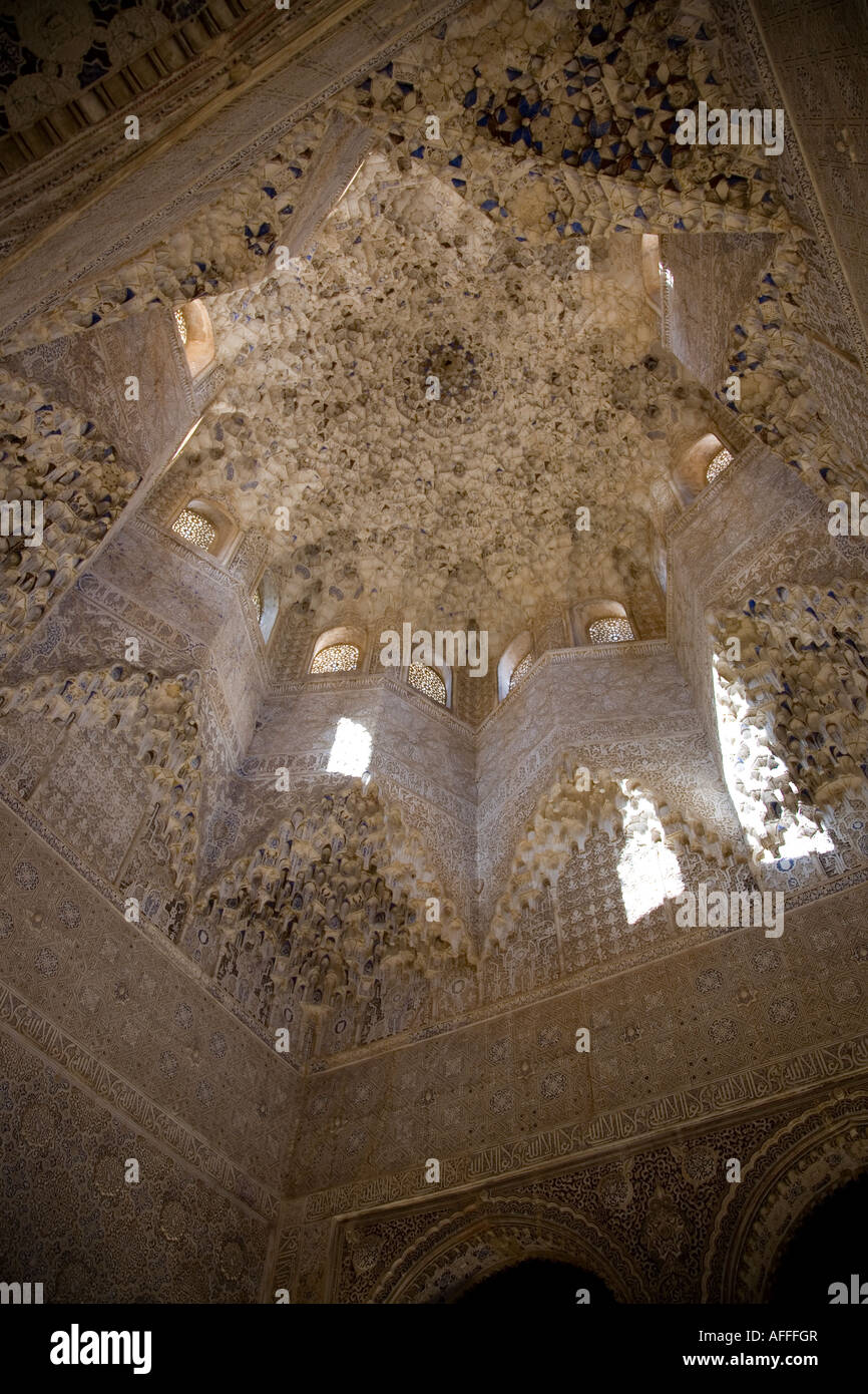 Le plafond en forme de dôme star de la Sala de los Abencerrajes à l'Alhambra, Granada - Espagne Banque D'Images