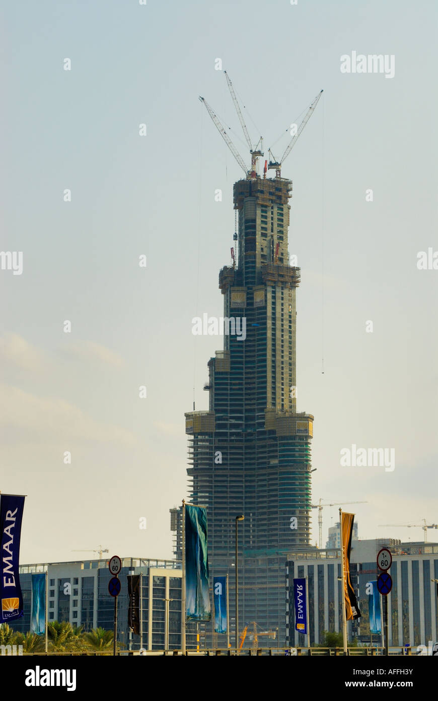 Gratte-ciel Burj Dubaï en construction sur Sheikh Zayed Road, Dubaï, Emirats Arabes Unis Banque D'Images