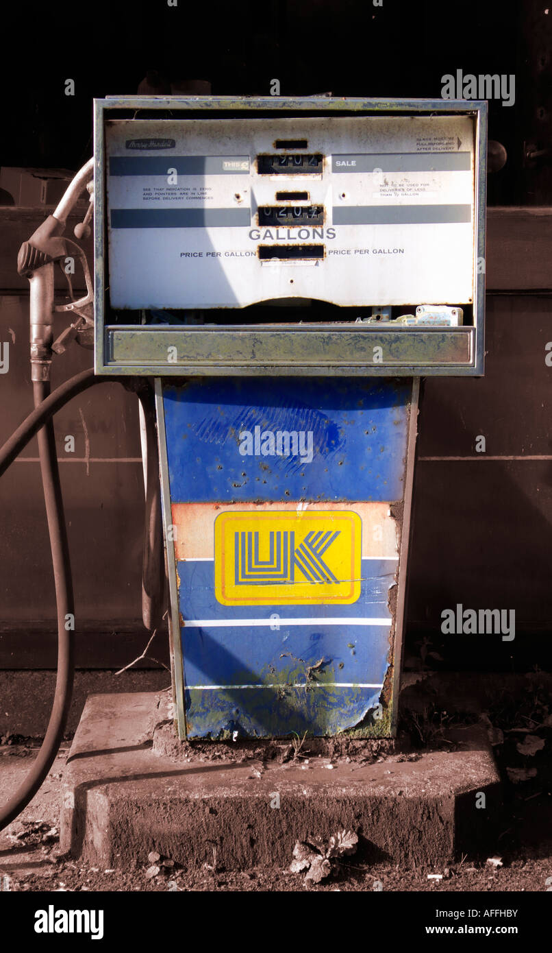 Une pompe à essence désaffectée rouillée Banque D'Images