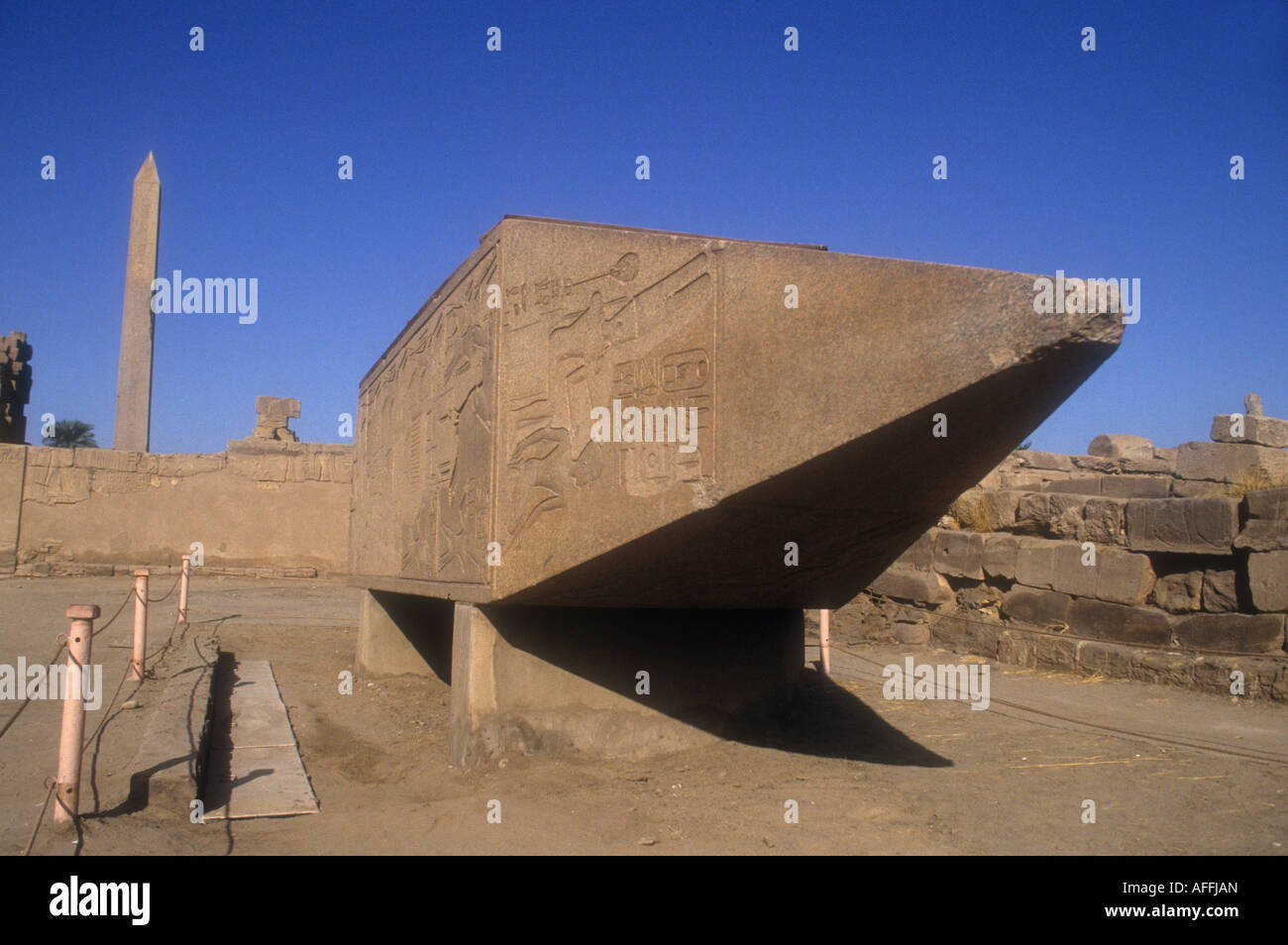 La Section du haut d'un obélisque, horizontale à l'intérieur 'Karnak Temple'. Banque D'Images