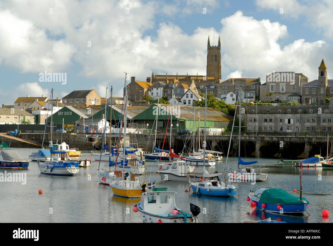 Le port de Penzance Cornwall un soir d'été avec l'église paroissiale de St Mary s en arrière-plan Banque D'Images