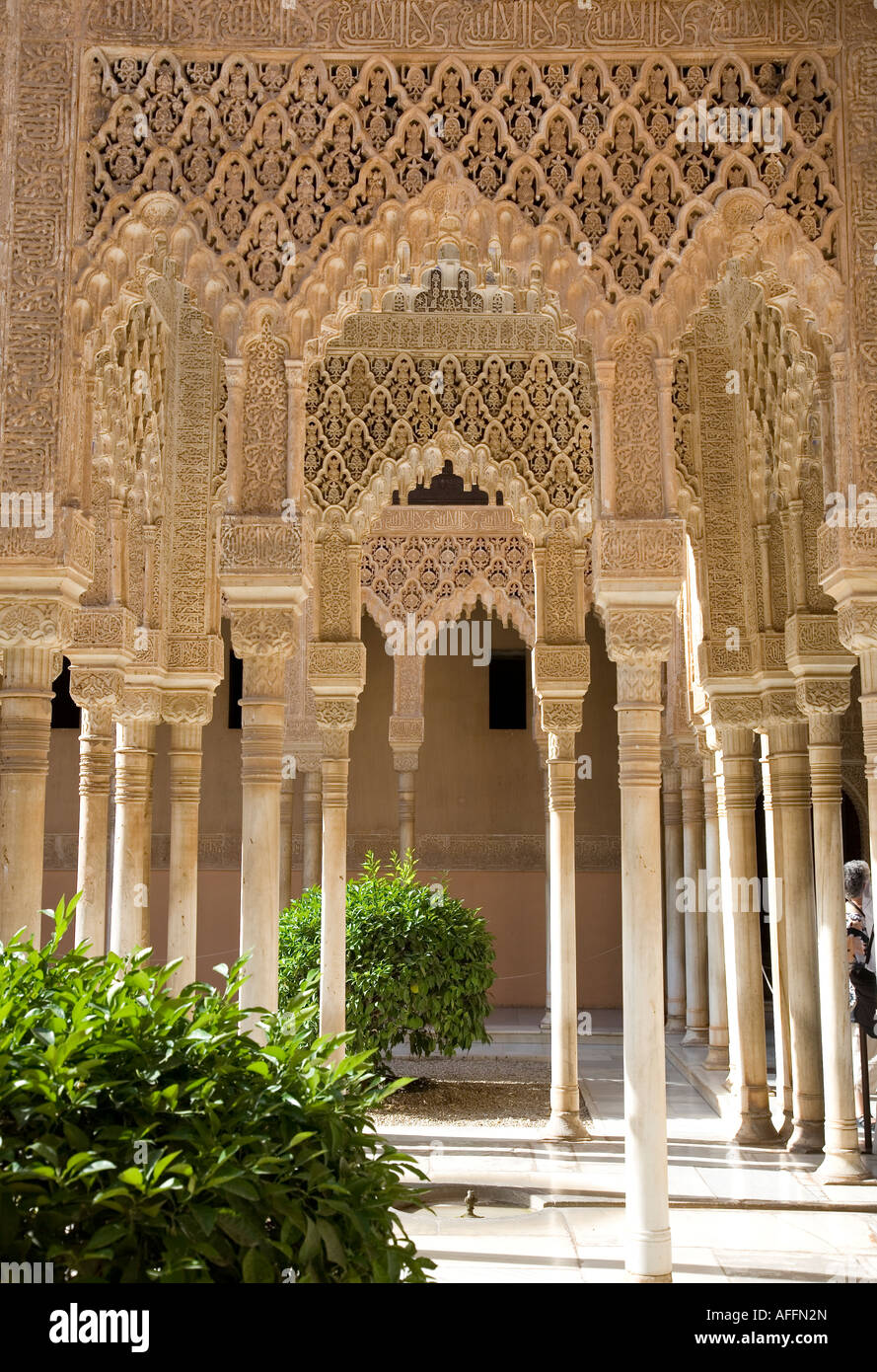Détail de piliers sculptés sur le Patio de los Leones de l'Alhambra, Granada - Espagne Banque D'Images