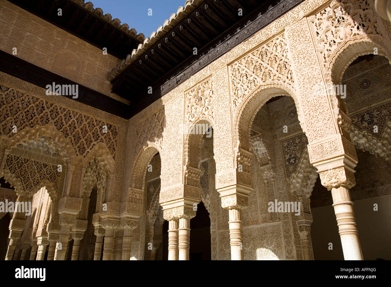 Détail de l'arcade de piliers sculptés dans le Patio de los Leones - Alhambra, Granada - Espagne Banque D'Images