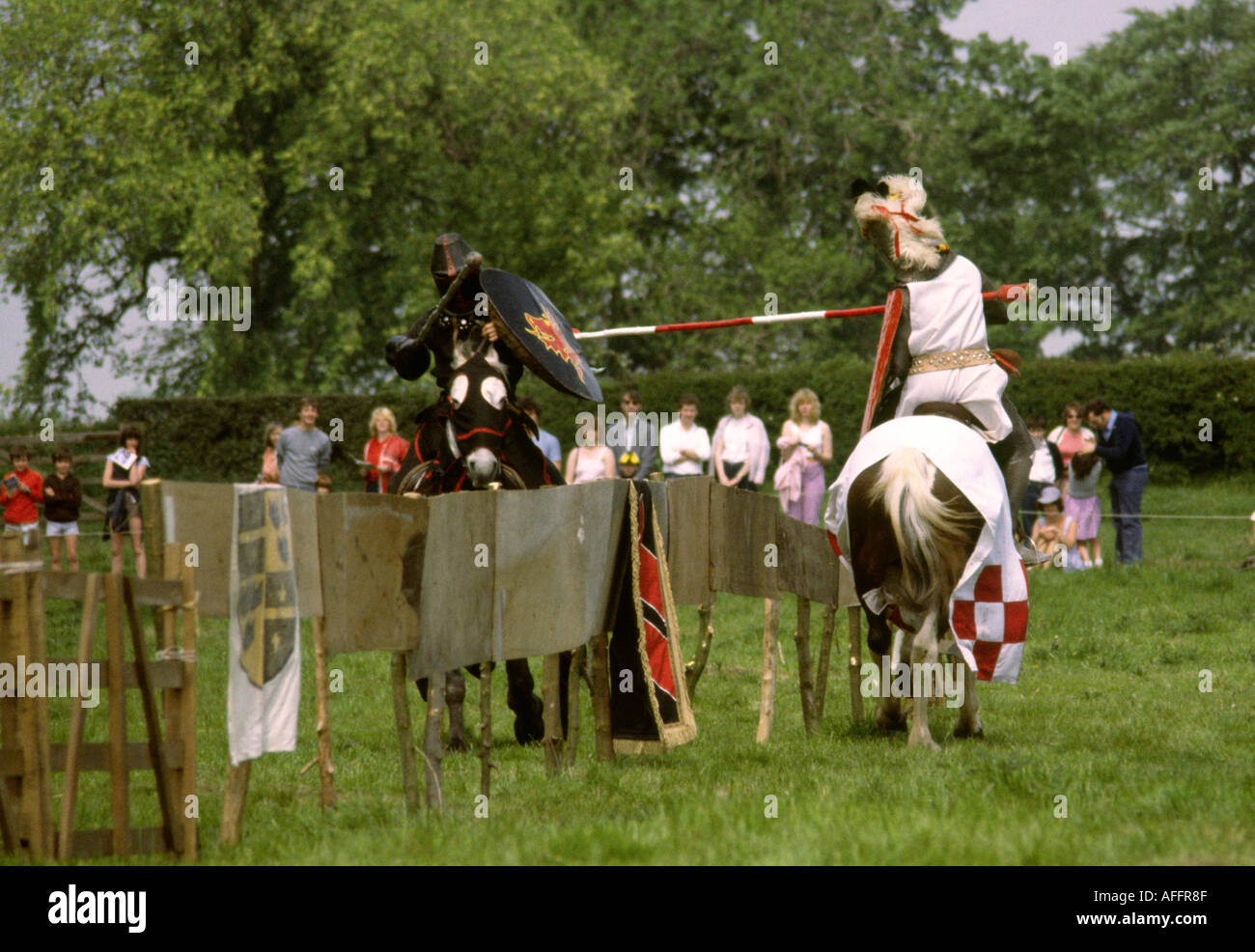 Joutes chevaliers médiévaux de divertissement à country fair Banque D'Images