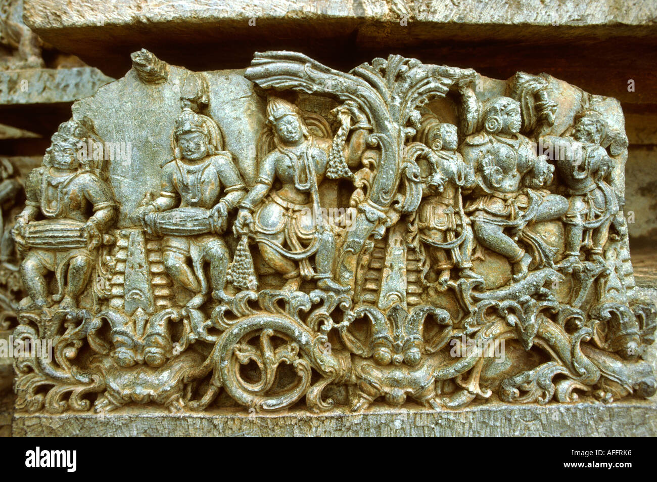 L'Inde Karnataka Halebid Hoysaleswara Temple sculptures danseurs musiciens Banque D'Images