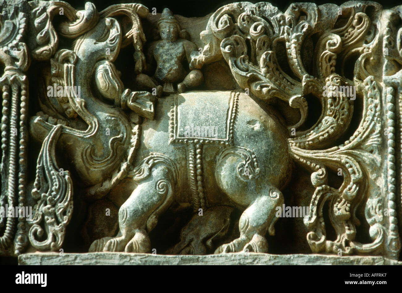 L'Inde Karnataka Halebid Hoysaleswara Temple sculpture éléphant détail Banque D'Images