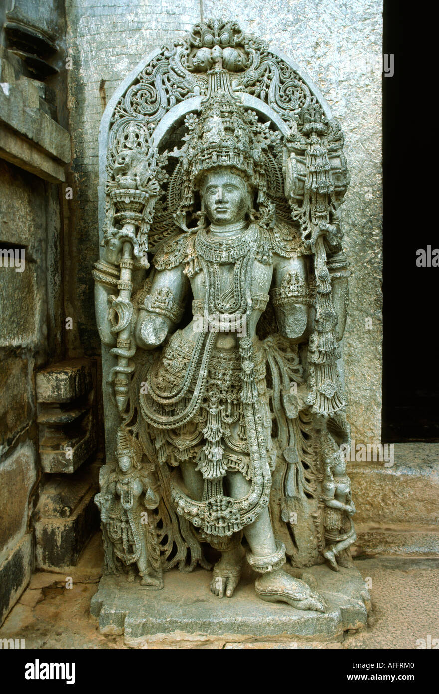 L'Inde Karnataka Halebid Hoysaleswara Temple sculpture taille de la vie de danseur Banque D'Images